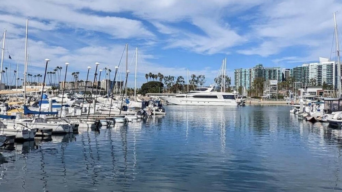 Marina del Rey Apartment | Cozy master bedroom in gorgeous Marina del Rey close to the ocean and the beach