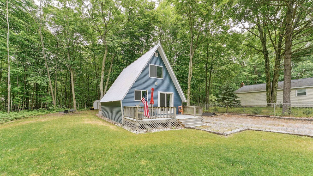 Ludington Cabin | Cozy Michigan Escape w/ Deck, Fire Pit & Grill!