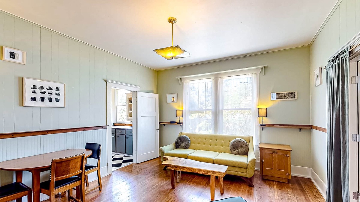 Lockhart House | Cozy Mid-Century Cottage | Lockhart
