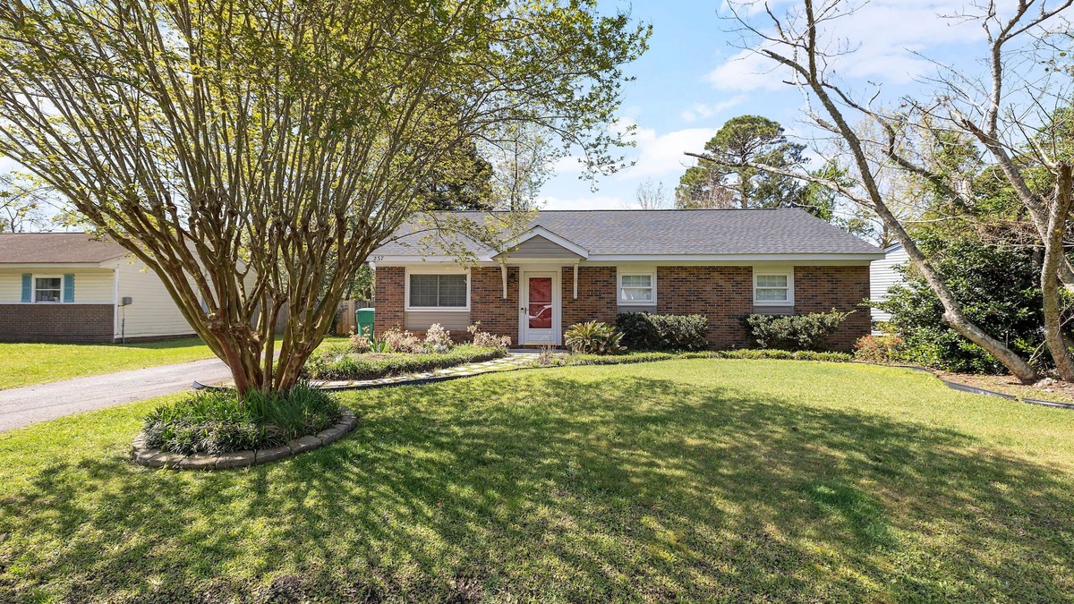 Myrtle Grove House | Cozy Mid Century Home 15 min from the beach