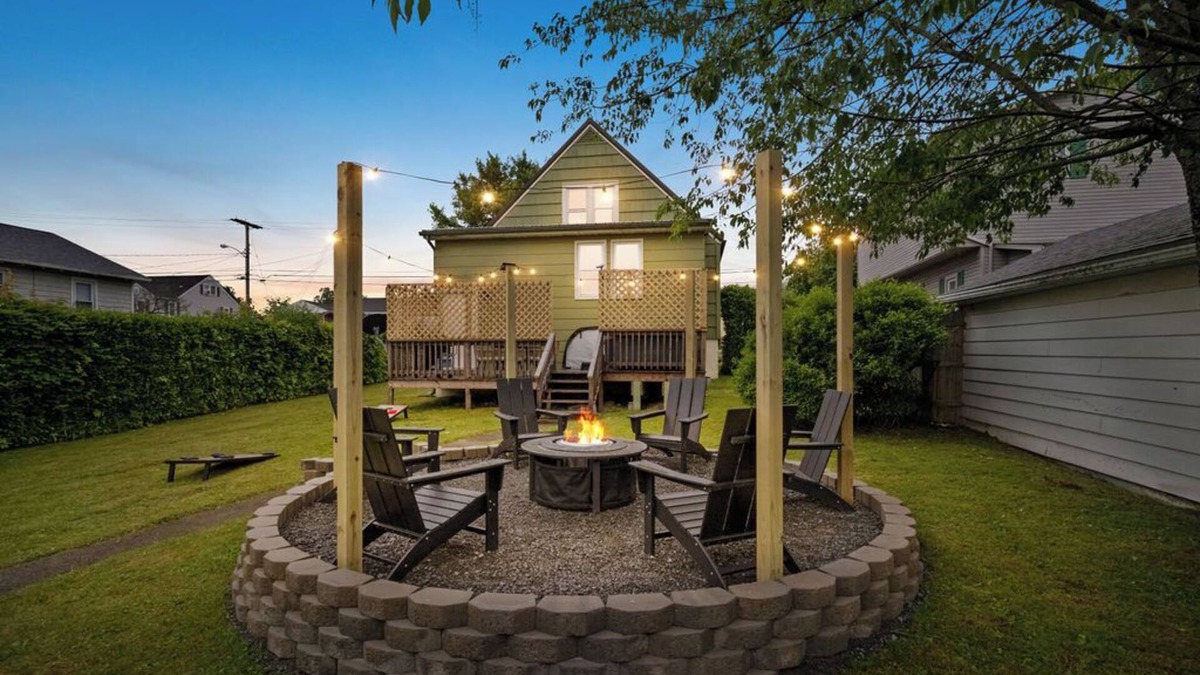 Summerlee House | Cozy Mid-Century Home/Hot Tub Game Room Sleeps 14
