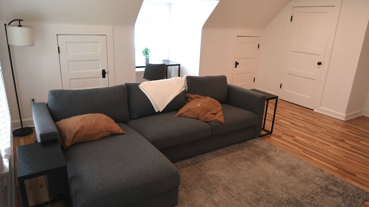 Hanover Place Apartment | Cozy Mid-term Haven for Nurses and traveling professionals in Kansas City Unit3!