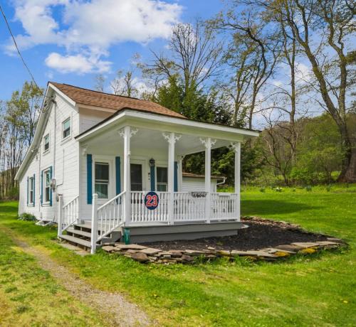 Milford House | Cozy Milford Cottage on Half Acre w Deck & Grill