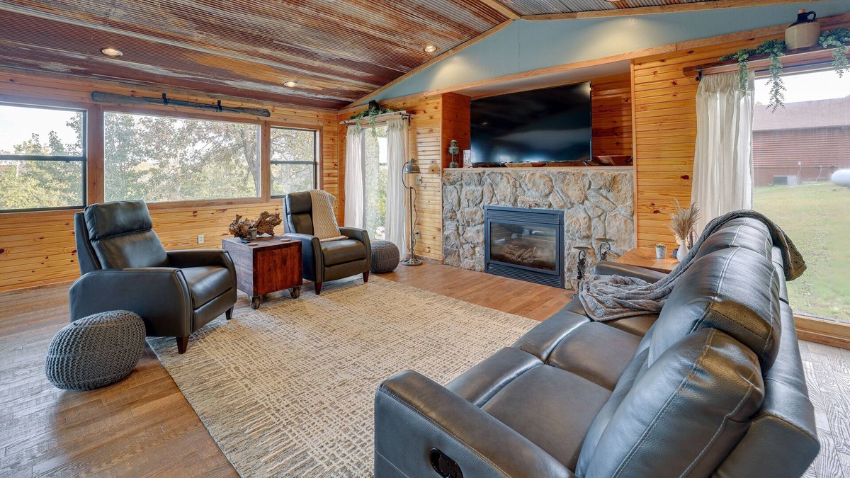 Arrow Point Cabin | Cozy Missouri Cabin w/ Furnished Deck & Lake Views