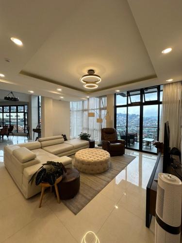 Baguio House | Cozy Modern 3BR Penthouse near Burnham with AC Wifi Netflix