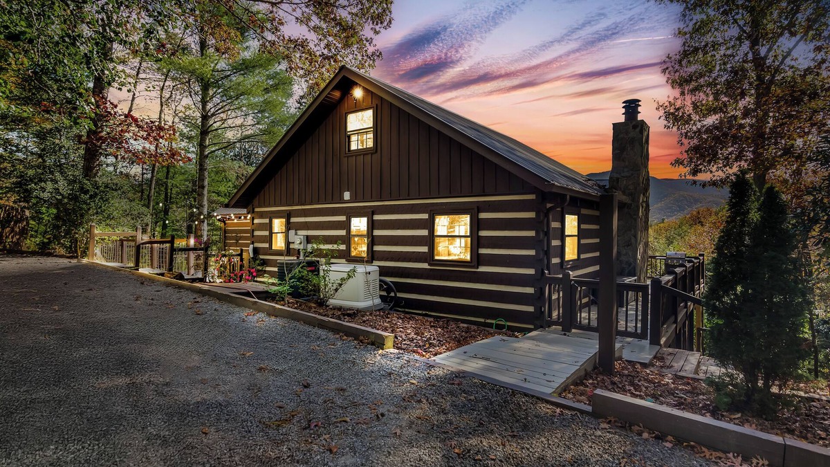 Cherry Log Cabin | Cozy Modern Cabin w/Year Round Mountain Views, Hot Tub, Pet Friendly& EV Charger