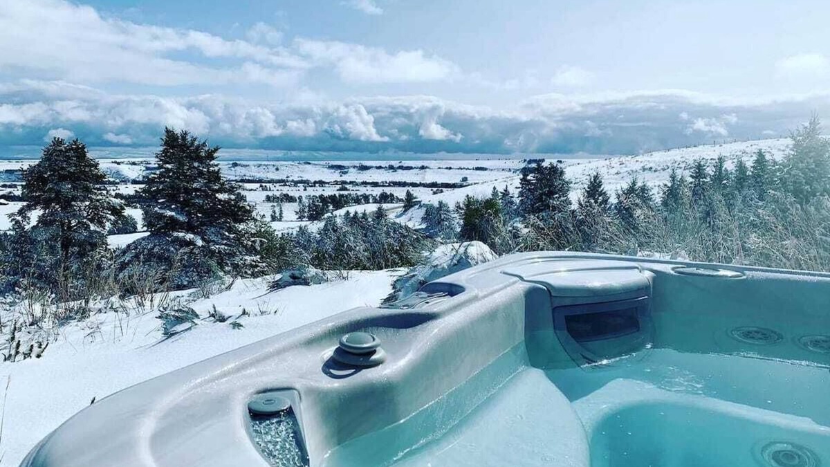 Red Lodge Cabin | Cozy modern cabin with amazing views, hot tub, firepit, and more! 5 min to town