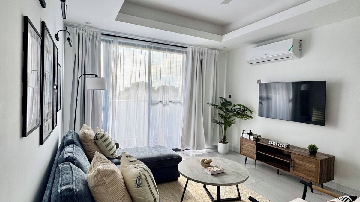 Saint Andrew Apartment | Cozy, modern, chic 1-bedroom apartment with AC, rooftop pool and gym in Kingston