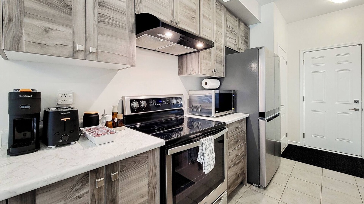 Niagara Falls House | Cozy Modern Family Retreat - 10 minutes from Falls