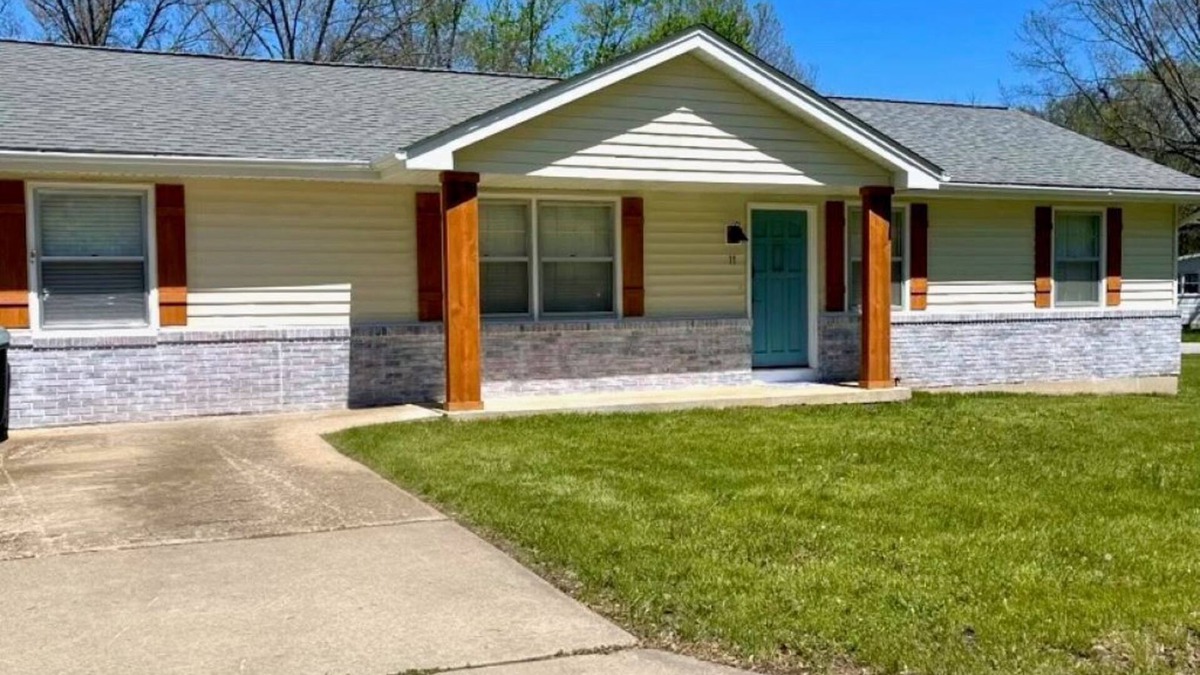 Rolla House | Cozy Modern Farmhouse that Sleeps 8