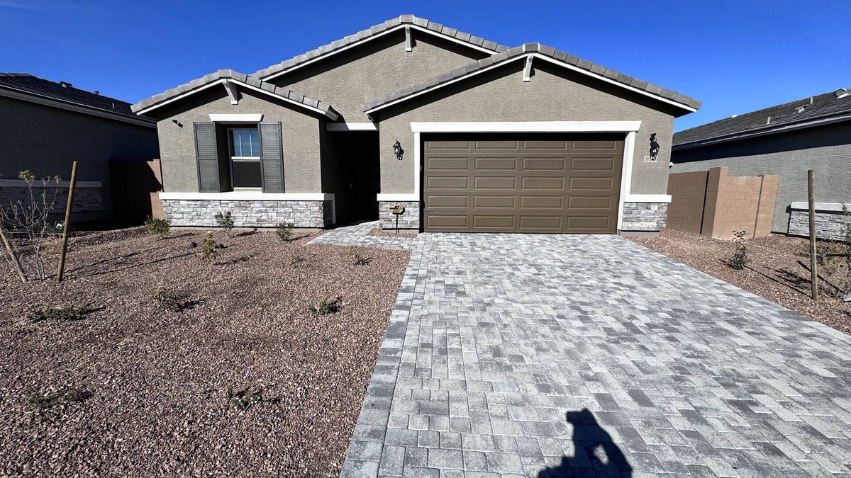 Buckeye House | Cozy & Modern single family 4 bedroom , 3 bathroom house with 2,070 square feet.