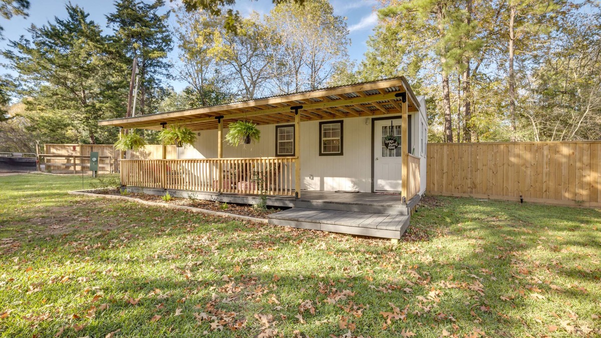 Montgomery Cottage | Cozy Montgomery Cottage w/Porch, Near Lake Conroe