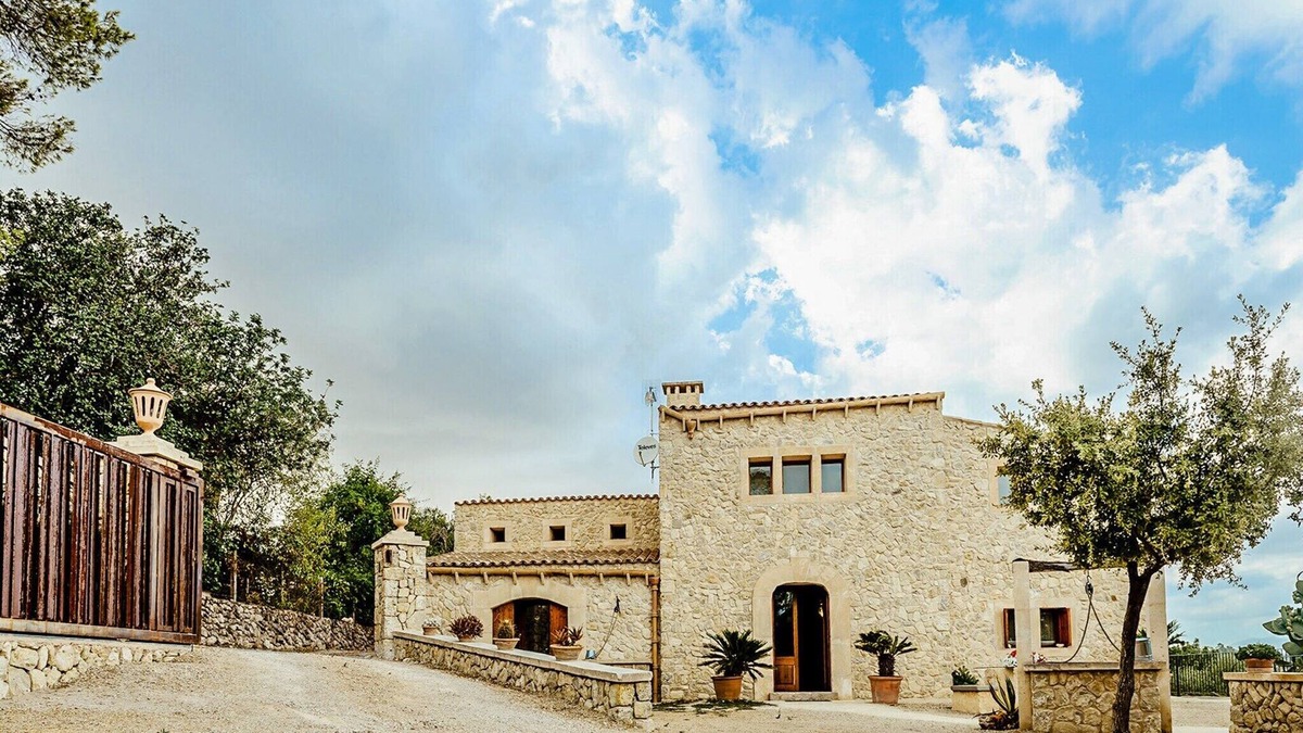 Lloret de Vistalegre Villa | Cozy Mountain-View Villa