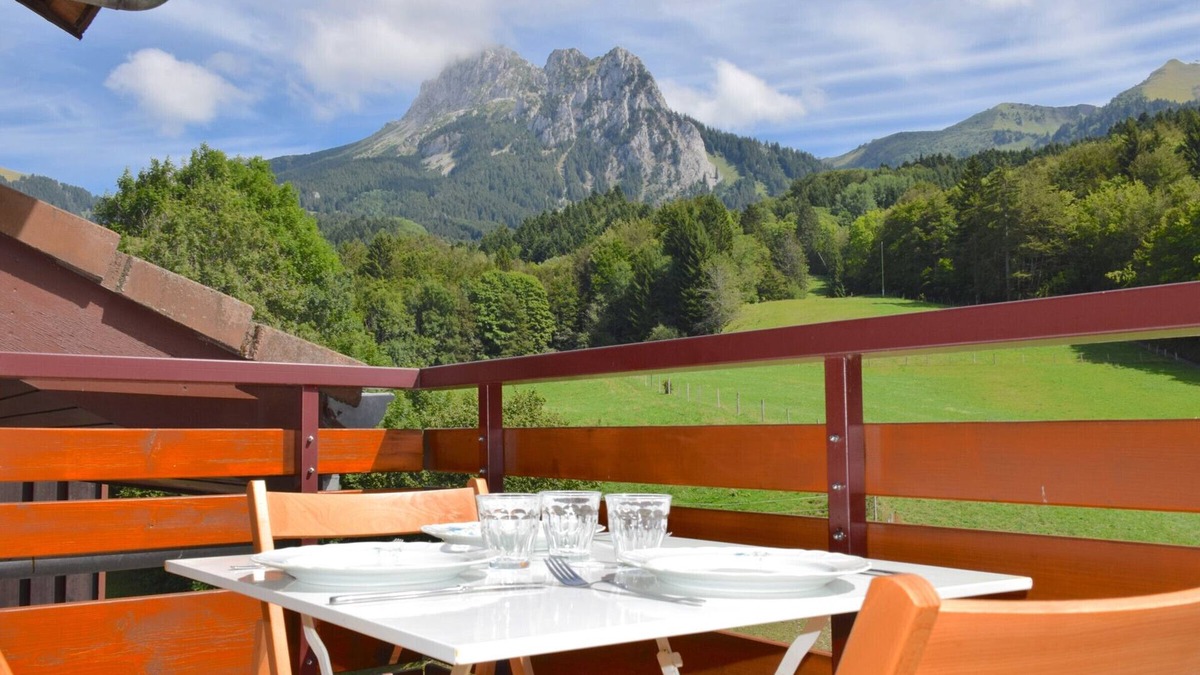 Bernex Apartment | "Cozy Mountain Apartment - Ski-in/Ski-out, Pet-Friendly, Near Lake Geneva"