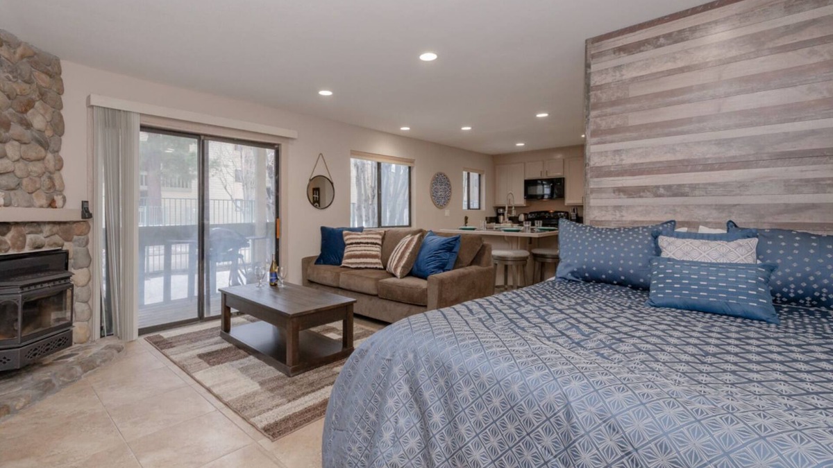 Mammoth Lakes Condo | Cozy Mountain Studio in Heart of Mammoth - Hot Tub and Close to Shuttle!