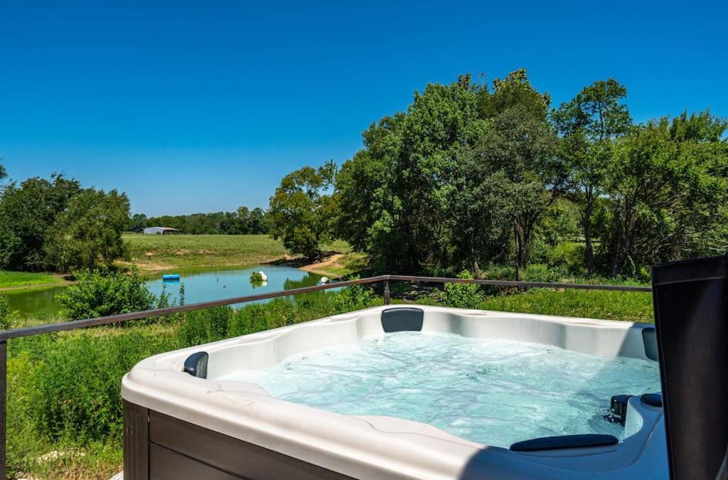 Hot Springs House | Cozy Mtn View Cottage w/Hot Tub