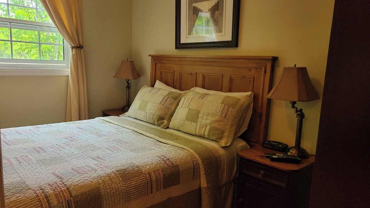 Lake of Bays Cottage | Cozy Muskoka Cottage. Getaway-Steps From the Lake