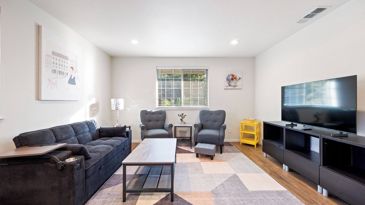 Southeastern Sacramento House | Cozy Nest, Across the street. From UC Davis Medical Center, Sacramento CA