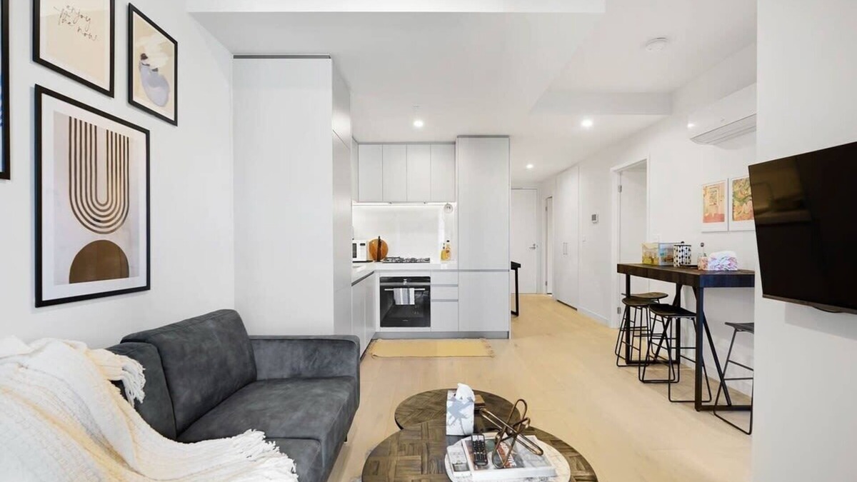 Hawthorn Apartment | Cozy Nest in Prime Hawthorn w/parking & pool