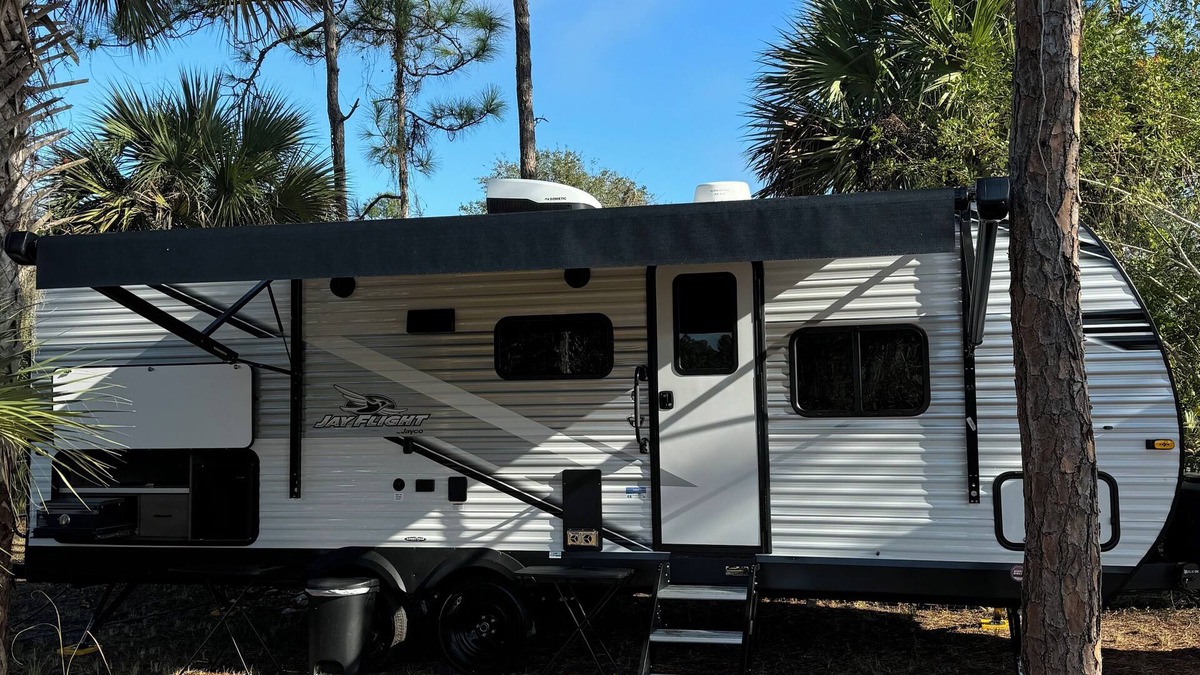 Clewiston House | Cozy New Camper on Lake Front with access to fishing