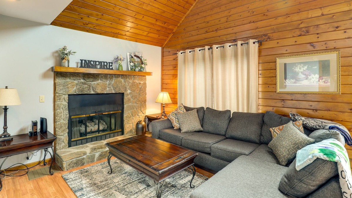 Burnsville Cabin | Cozy North Carolina Getaway w/ Mountain Views!
