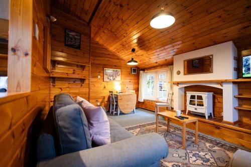 Ffestiniog House | Cozy Norwegian Style Log Cabin in Rural Snowdonia - 2 Bedrooms & Parking by Seren Short Stays