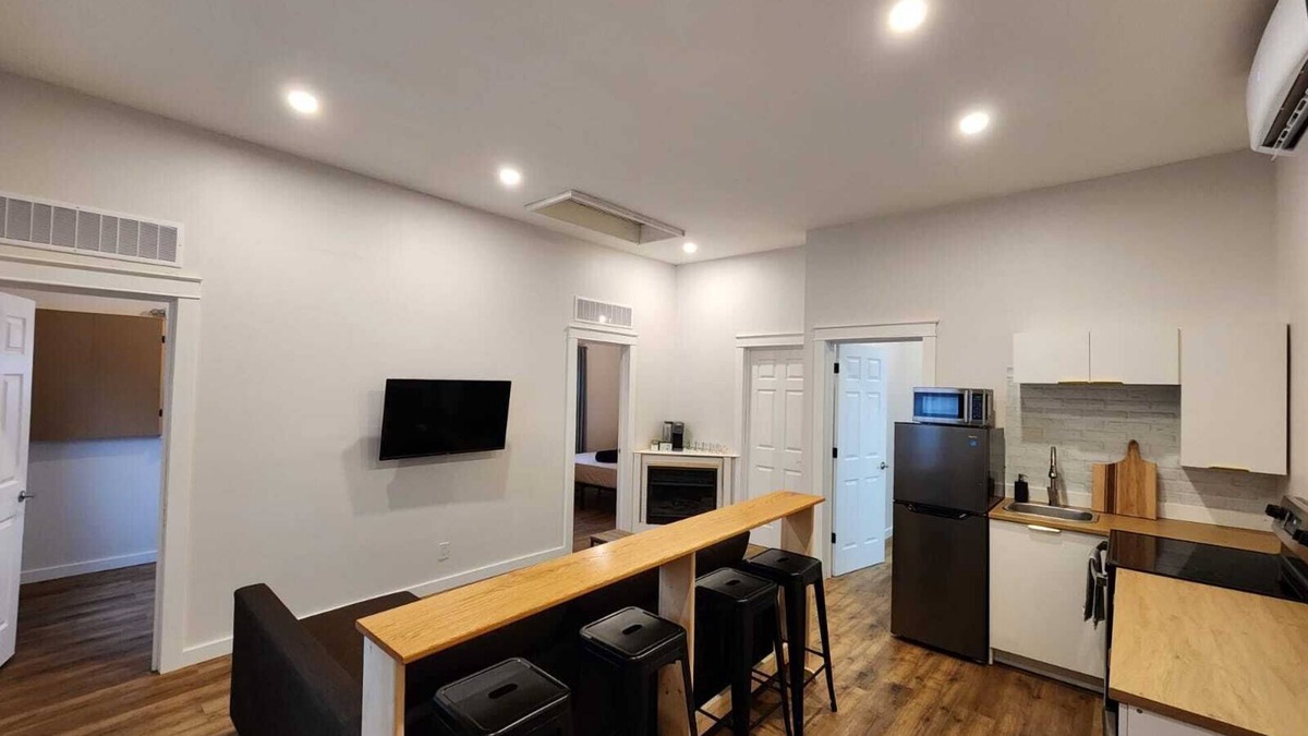 Belleville House | Cozy Oasis Guesthome in Belleville