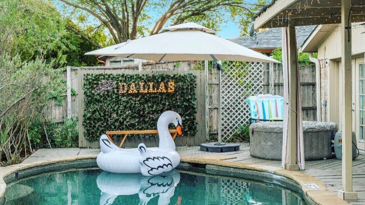 Lake Highlands House | Cozy Oasis, Pool, Firepit, BBQ, Games, Family & Pet & Event Friendly. Sleeps 10!