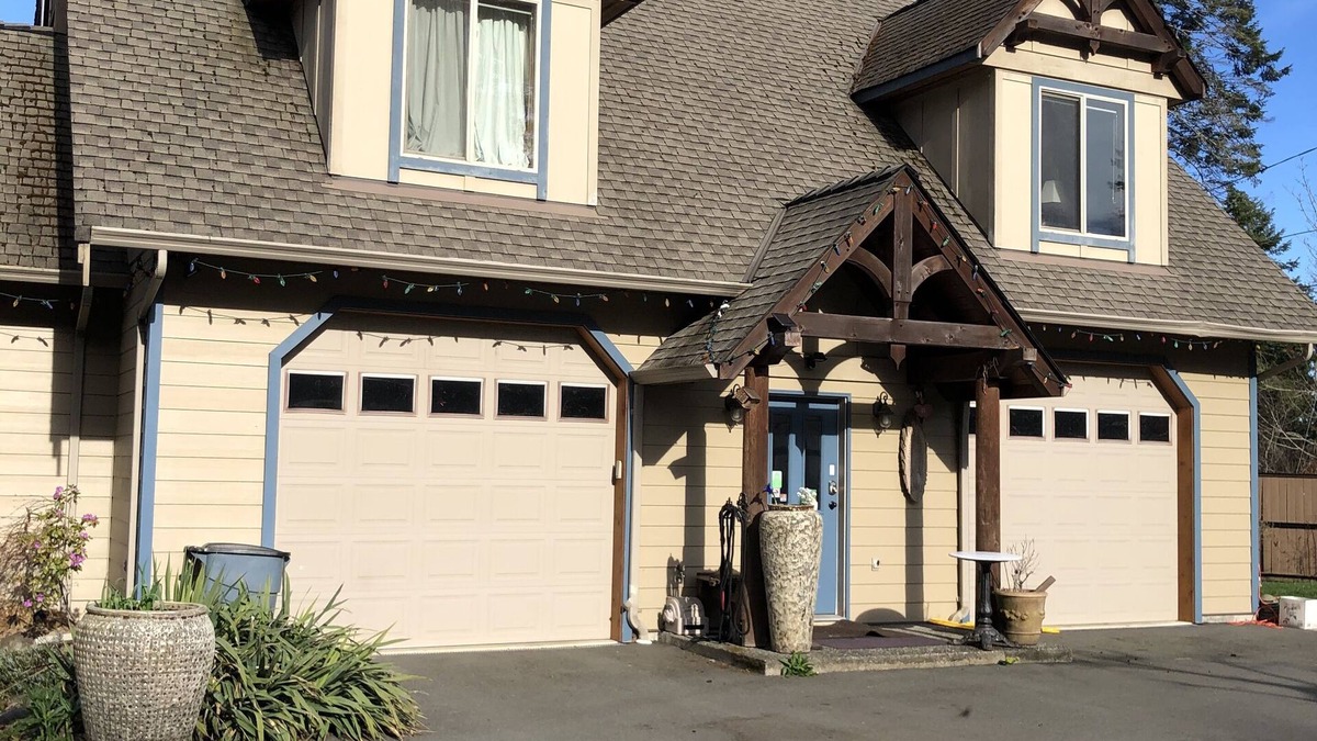 Courtenay Cottage | Cozy ocean view retreat is located on the beautiful seaside walking biking trail