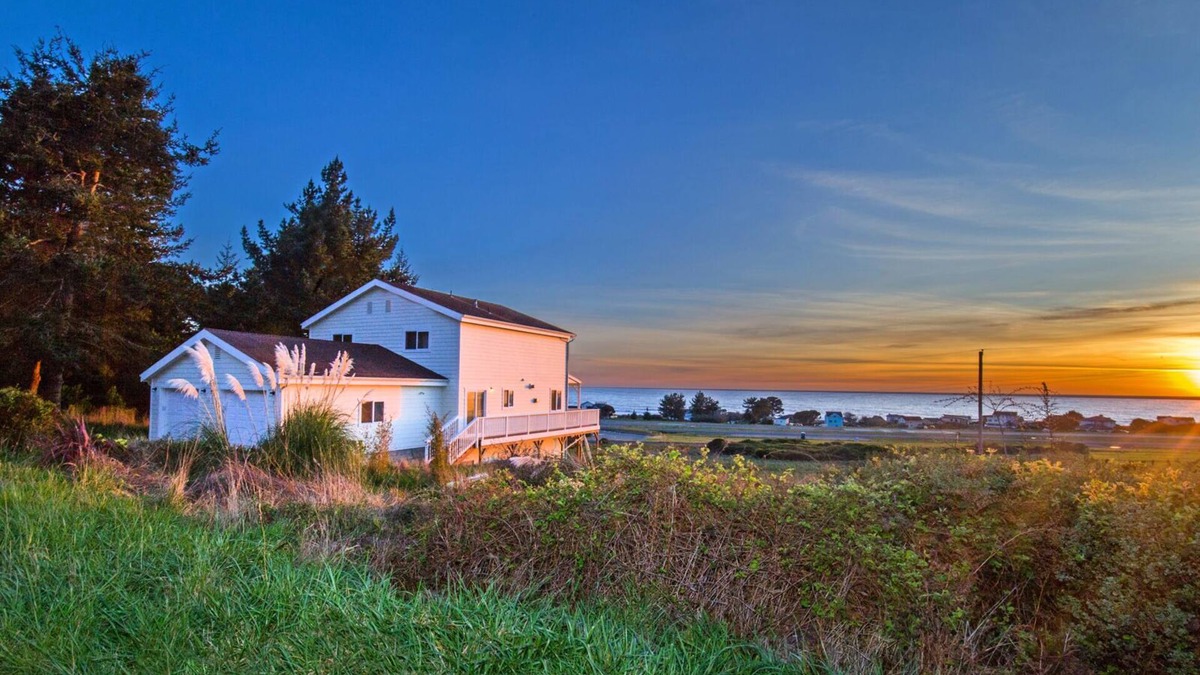 Shelter Cove House | Cozy Oceanview Hideaway 1&2 on Golf Course/Airport