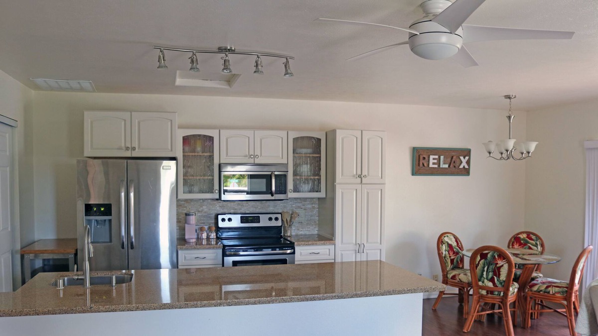 Kona Palisades House | Cozy Ohana with Cal King Bed and Full Kitchen