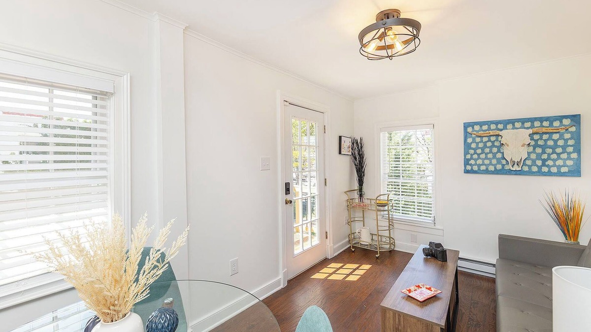Winchester Apartment | "Cozy on Cameron!" -Historic Downtown Winchester