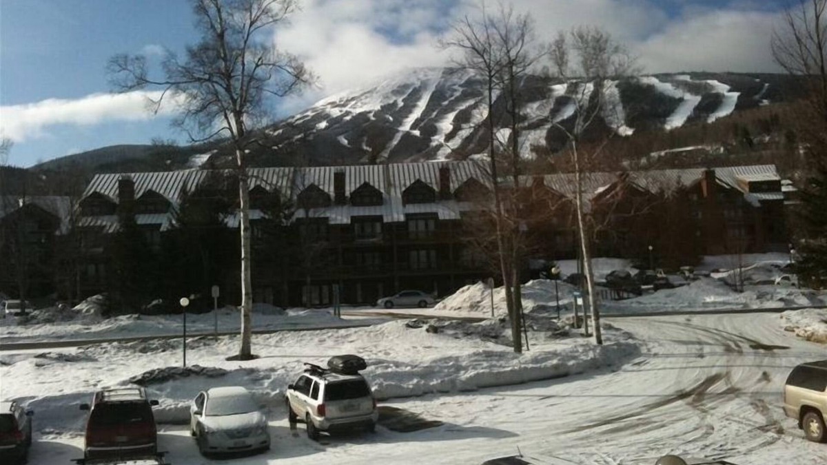 Carrabassett Valley Apartment | Cozy~ON LIFT~Studio~Sugarloaf Views~Walk to it All!