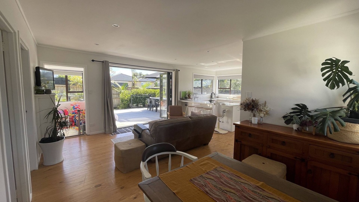 Red Beach House | Cozy on the coast - 5 minute walk to the beach (Pet friendly!)