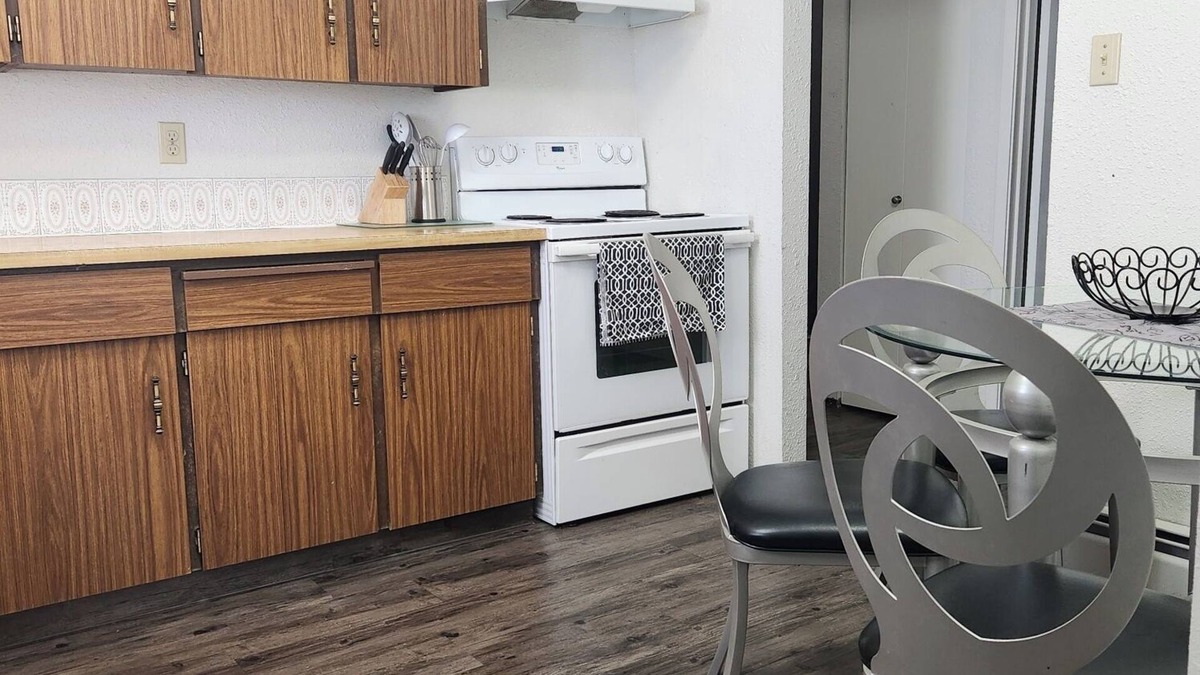 Red Deer Apartment | Cozy One Bedroom Apartment With Balcony Near Red Deer Hospital! Free Laundry.
