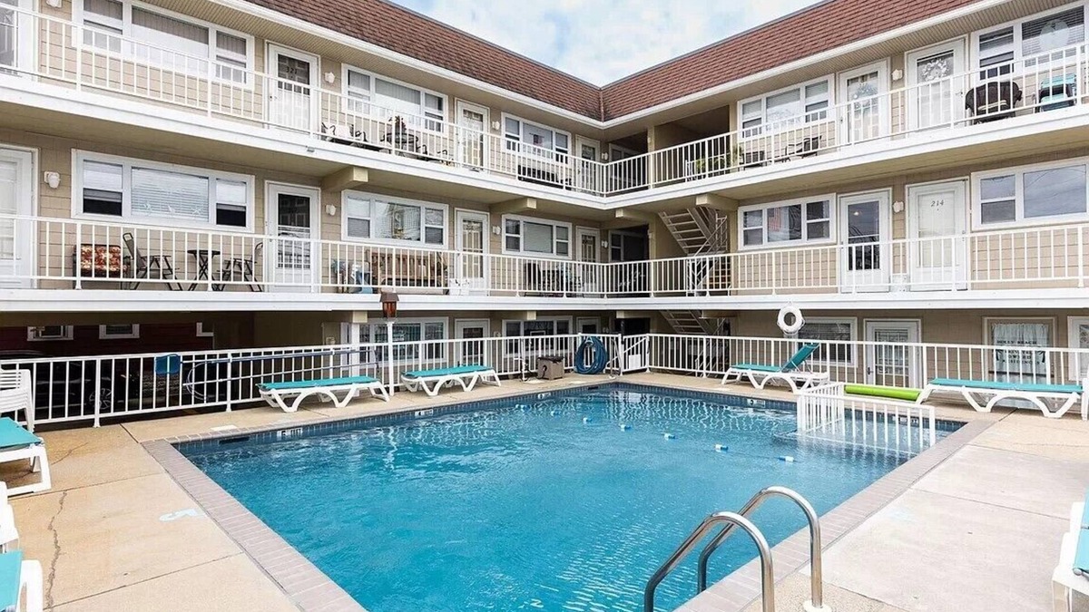 Wildwood Hotel | COZY ONE BEDROOM CONDO WITH POOL! BEACH, RESTAURANTS, BOARDS. NO CLEANING FEE n