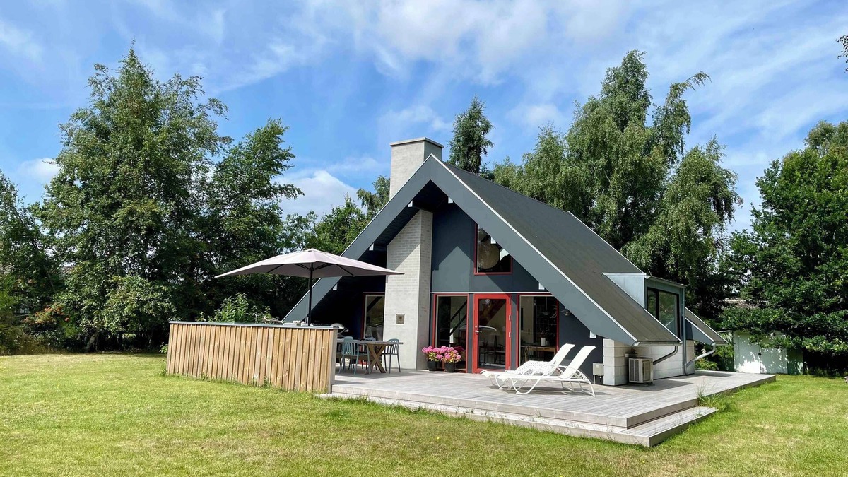 Bøtø By House | Cozy, original holiday home - close to the beach