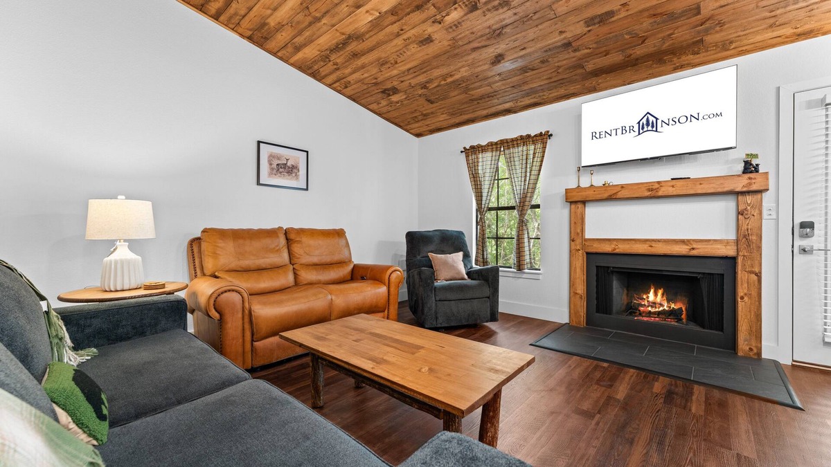 Kimberling City House | Cozy Ozark Mountain Bungalow-Wood Burning Fireplace-Free Tickets-Near Silver Dollar City-Lake Access