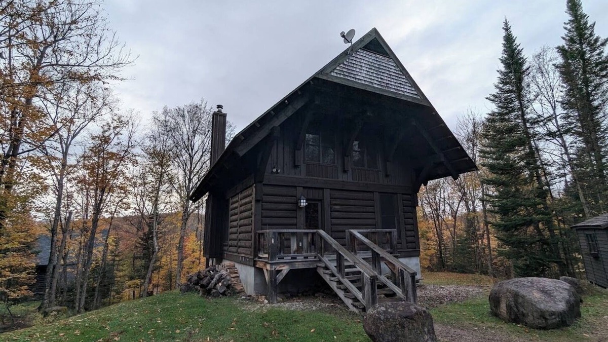 Lac-Superieur Ski Chalet | Cozy Pet-Friendly Chalet Noellie in Cote Nord Tremblant with spa, deck, ski