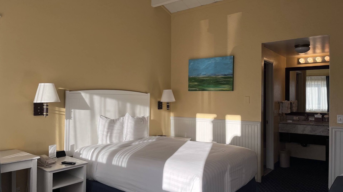 Downtown Monterey Cabin | Cozy PET FRIENDLY Double Queen Room at Ocean-Side Property!