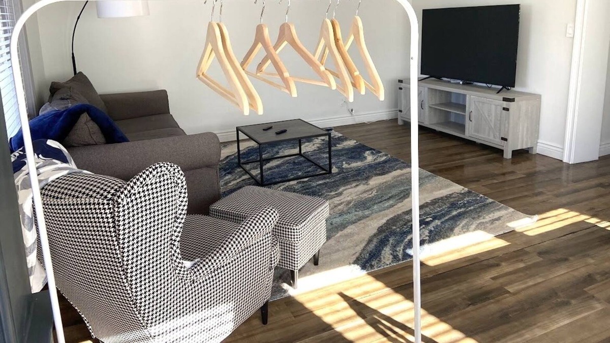 Novi House | Cozy Pet Friendly Home Near Walled Lake
