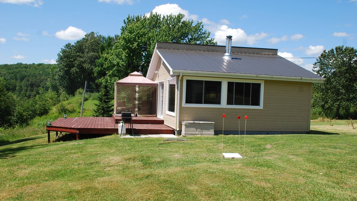 Guerin Cottage | Cozy & Pet-friendly Lakefront Cottage