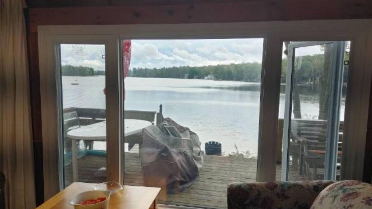 Muskoka Lakes House | Cozy Pine Waterfront Cottage, the lake is at your doorstep
