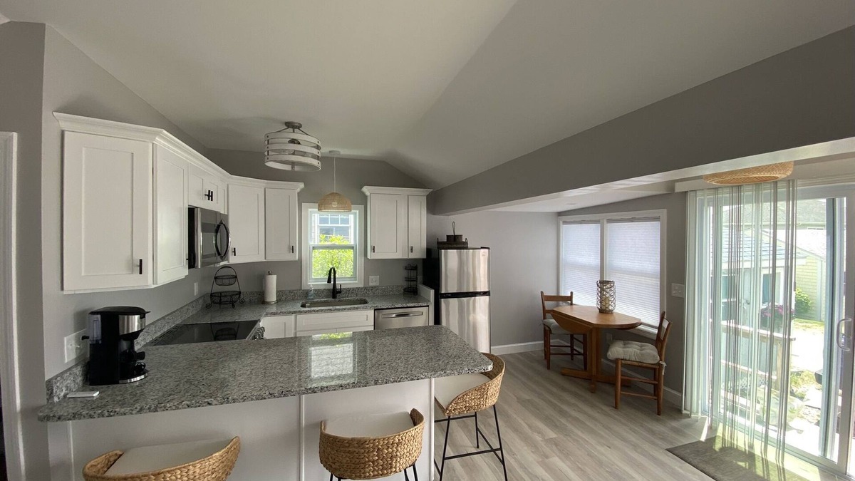 Breakwater Village Cottage | Cozy Point Judith Cottage near Block Island Ferry in private beach community.
