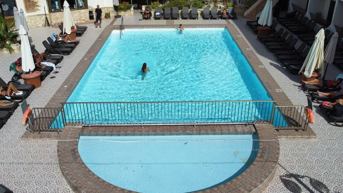 St. Paul's Bay Bed & Breakfast | Cozy poolside apartment with 5 beds