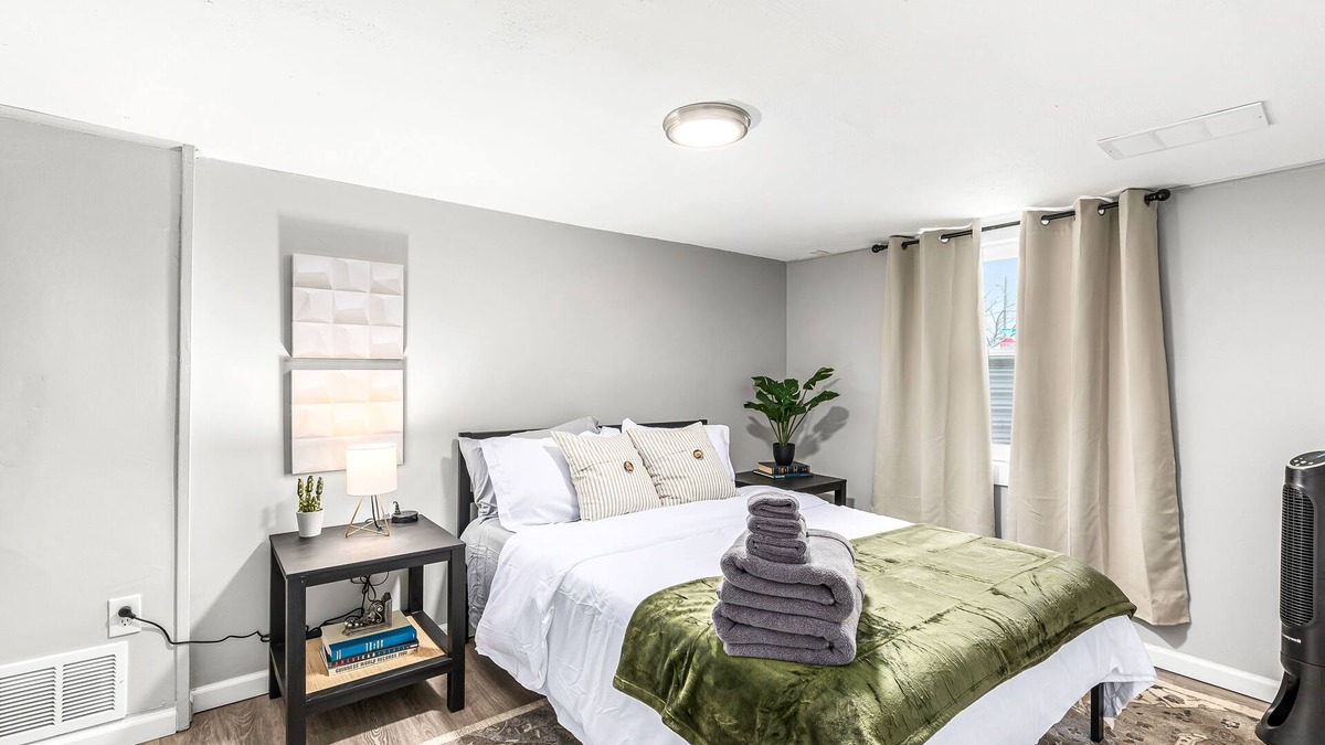 Hazel Park Apartment | Cozy & Private 1BR Basement suite in Hazel Park