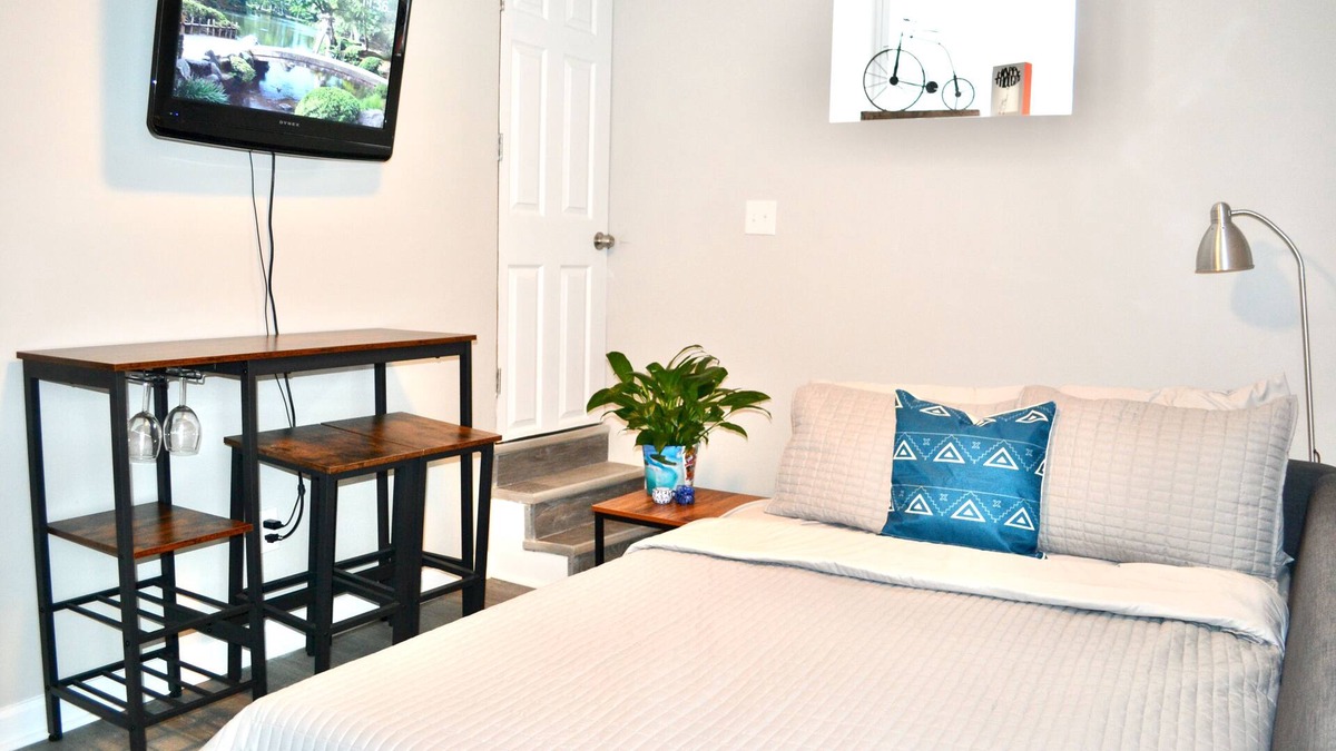 Potomac West House | Cozy Private 2B/1B; DCA & DC vicinity, Self Check-in, Free Parking,walk to metro