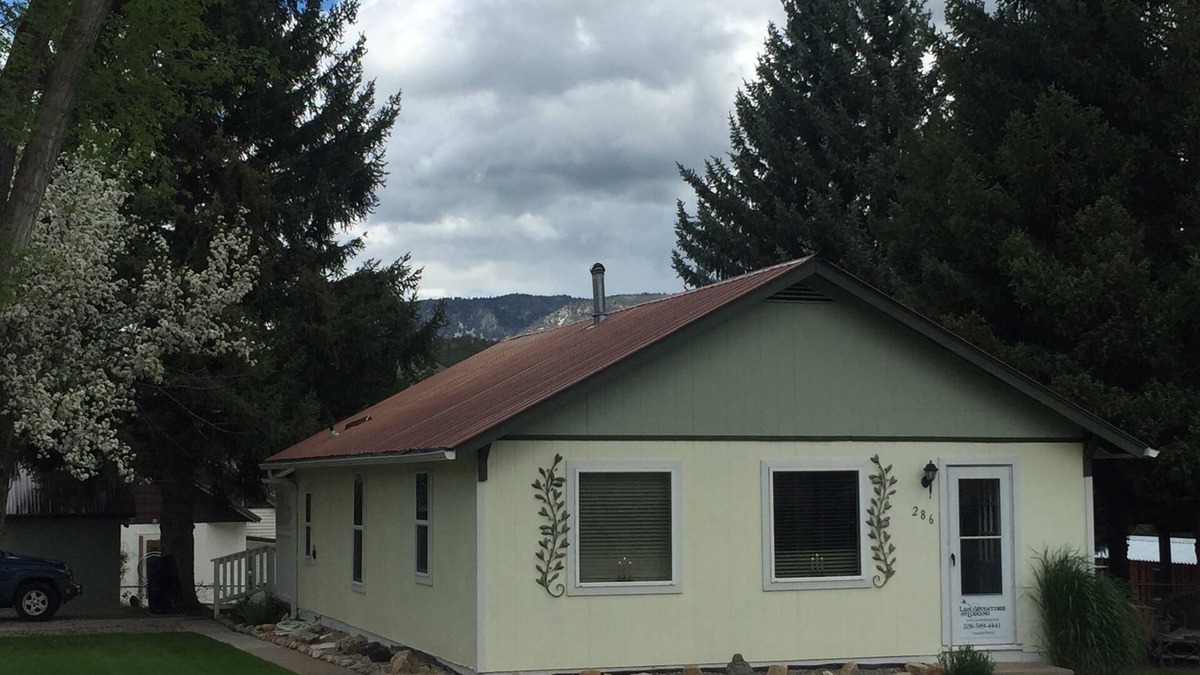 Lava Hot Springs House | Cozy Private Candlelight Cottage on Main Street in Lava Hot Springs