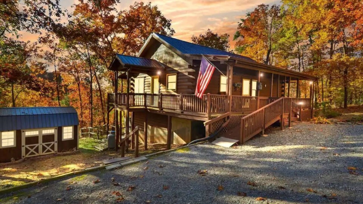 Ranger Cabin | Cozy Private Cabin - Hot Tub, Pool Table, Fire Pit, Near Lake & MORE!