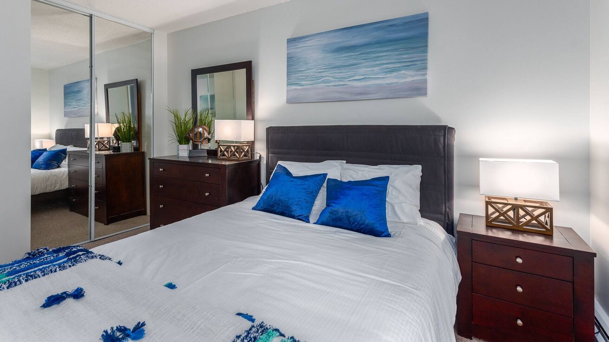 Central Lonsdale Apartment | Cozy, Private Corporate Suite on the Park